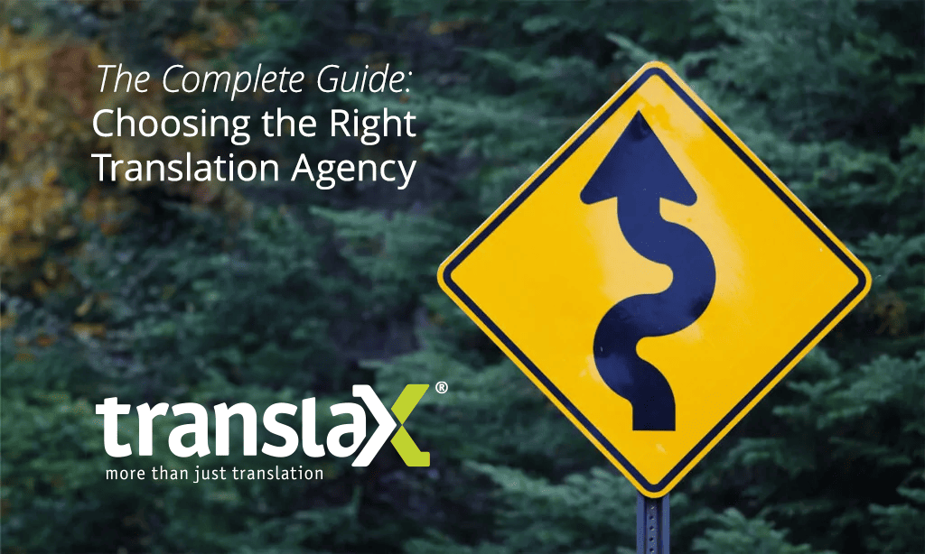 Żółty znak drogowy z krętą strzałką na tle zielonych drzew. Tekst brzmi następująco: "Kompletny przewodnik: Wybór odpowiedniego biura tłumaczeń". Logo TranslaX w lewym dolnym rogu.
