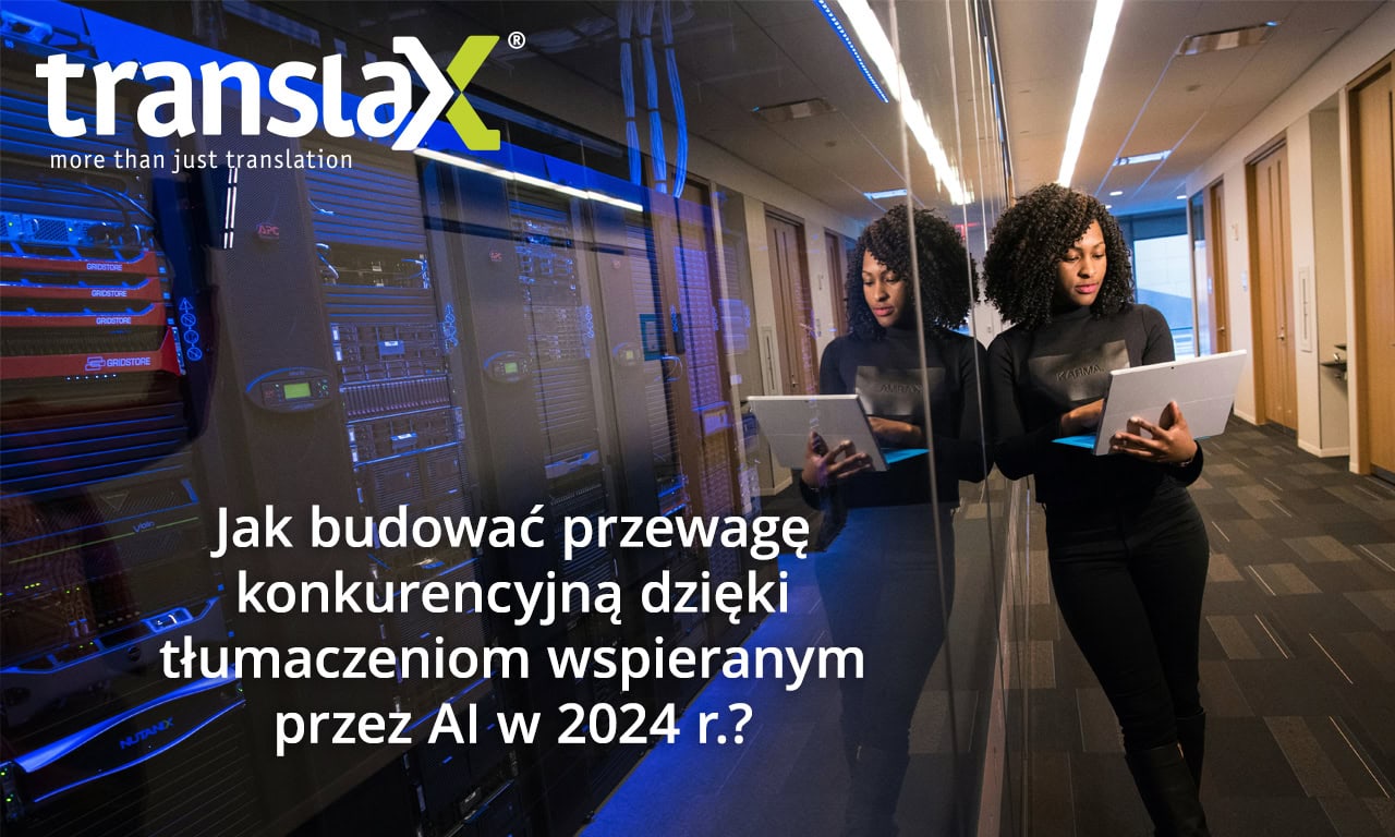 Kobieta trzymająca tablet opiera się o szklaną ścianę w serwerowni. Tekst brzmi: „Jak zbudować konkurencyjną firmę dzięki tłumaczeniom wspieranym przez AI w 2024 r.?” Tłumaczenie: „Jak zbudować przewagę konkurencyjną dzięki tłumaczeniom wspieranym przez AI w 2024 roku?.