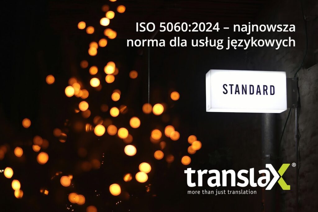 Szyld z tekstem „STANDARD” podświetlił się obok ogłoszenia o usługach językowych ISO 5060:2024, z logo „translax” w prawym dolnym rogu i światłami bokeh w tle.