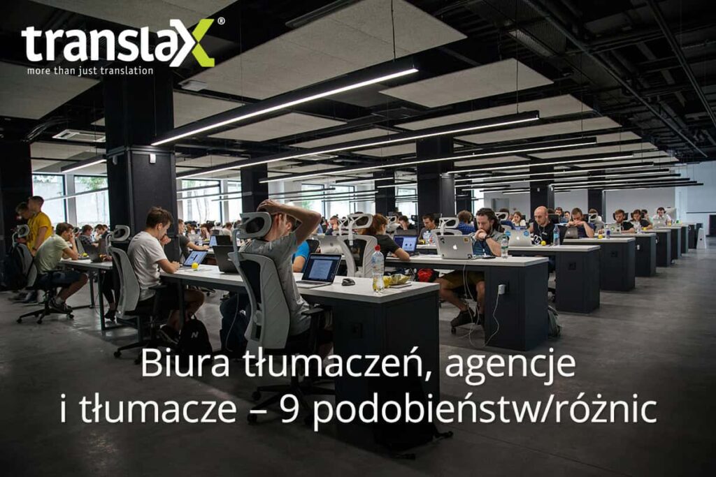 Biuro z rzędami osób pracujących przy komputerach w świetle fluorescencyjnym. Tekst na obrazku jest w języku polskim, dotyczy biur tłumaczeń i tłumaczy.