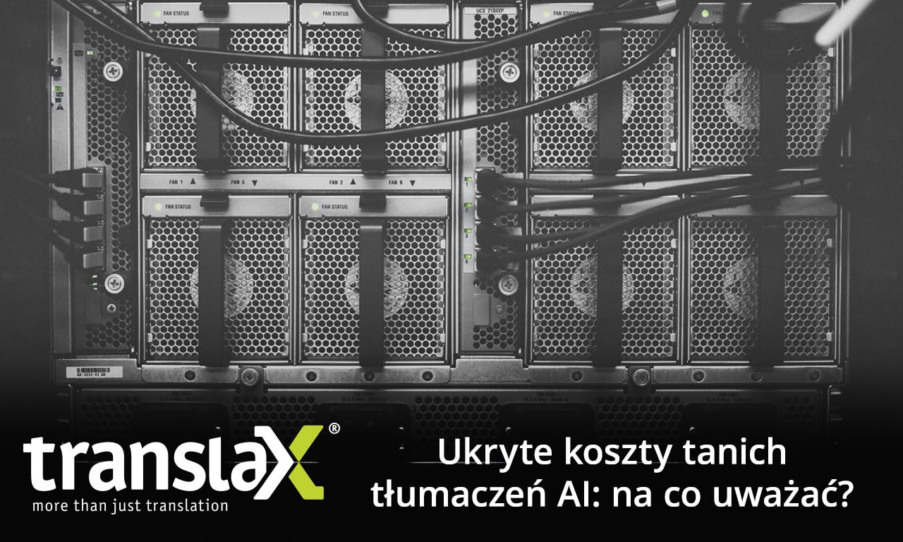 Zbliżenie serwerów komputerowych z przewodami. Tekst w języku polskim brzmi: „Ukryte koszty tanich tłumaczeń AI: na co ryzyko?” Tłumaczenie: „Ukryte koszty tanich tłumaczeń AI: na co uważać?.