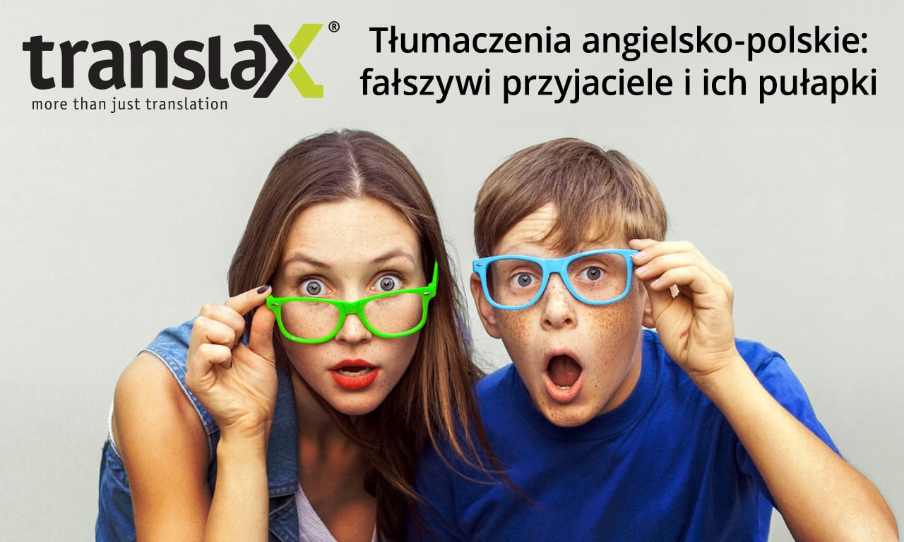 Obok siebie stoją dwie osoby ze zdziwionymi minami, w kolorowych okularach. Tekst tła jest w języku polskim i omawia pułapki tłumaczenia angielsko-polskiego.