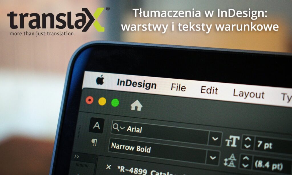 Zbliżenie ekranu komputera wyświetlającego oprogramowanie Adobe InDesign z listą opcji czcionek. W tle plakat z napisem „translaX” i „Tłumaczenia w InDesign: koszty i teksty warunkowe”.