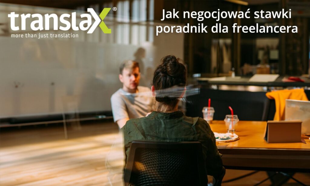 Dwie osoby siedzą naprzeciwko siebie przy stole w biurze. Na obrazku pojawia się tekst „Jak negocjować stawkę – poradnik dla freelancera” i „translaX more than just Translation”.