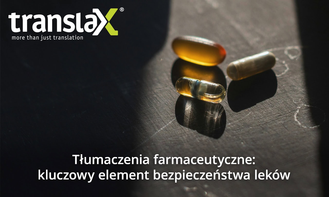 Trzy kapsułki, jedna przezroczysta i dwie w różnych kolorach, na ciemnej powierzchni z logo TranslaX i polskim tekstem o tłumaczeniach farmaceutycznych jako kluczowym elemencie bezpieczeństwa leku.