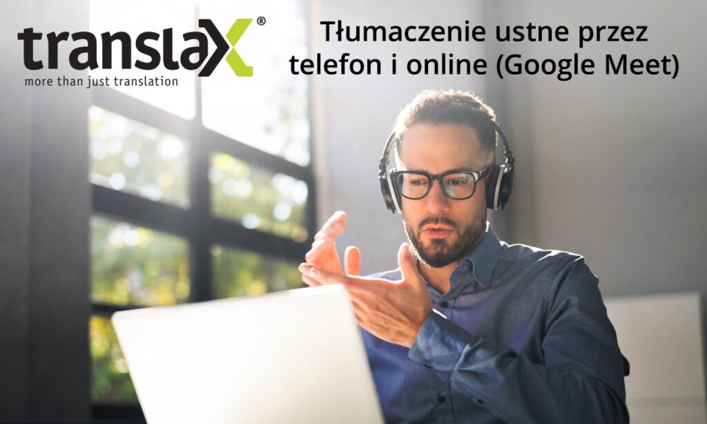W spotkaniu online uczestniczy mężczyzna w słuchawkach i niebieskiej koszuli. W tle logo TranslaX oraz tekst polskiej reklamy telefonicznej i internetowej usług tłumaczeniowych za pośrednictwem Google Meet.