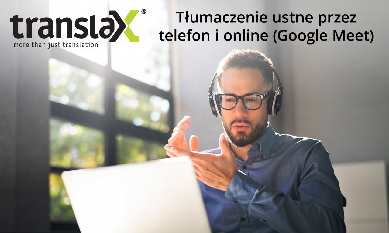 W spotkaniu online uczestniczy mężczyzna w słuchawkach i niebieskiej koszuli. W tle logo TranslaX oraz tekst polskiej reklamy telefonicznej i internetowej usług tłumaczeniowych za pośrednictwem Google Meet.