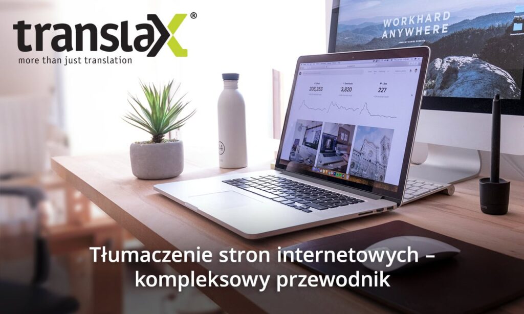 Biurko z laptopem wyświetlającym stronę internetową. Na biurku znajduje się roślina, butelka wody i inne stacjonarne przedmioty. Tekst brzmi: „translaX więcej niż tylko tłumaczenie” oraz „Tłumaczenie stron internetowych – kompleksowy przewodnik."