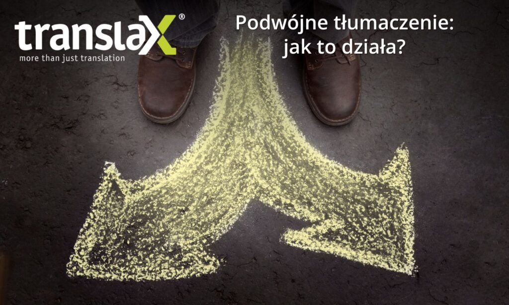 Zbliżenie stóp osoby stojącej przy narysowanej kredą podzielonej strzałce na asfalcie. Tekst na obrazku brzmi „translaX® więcej niż tylko tłumaczenie” i „Podwójne oryginał: jak to działa?”.