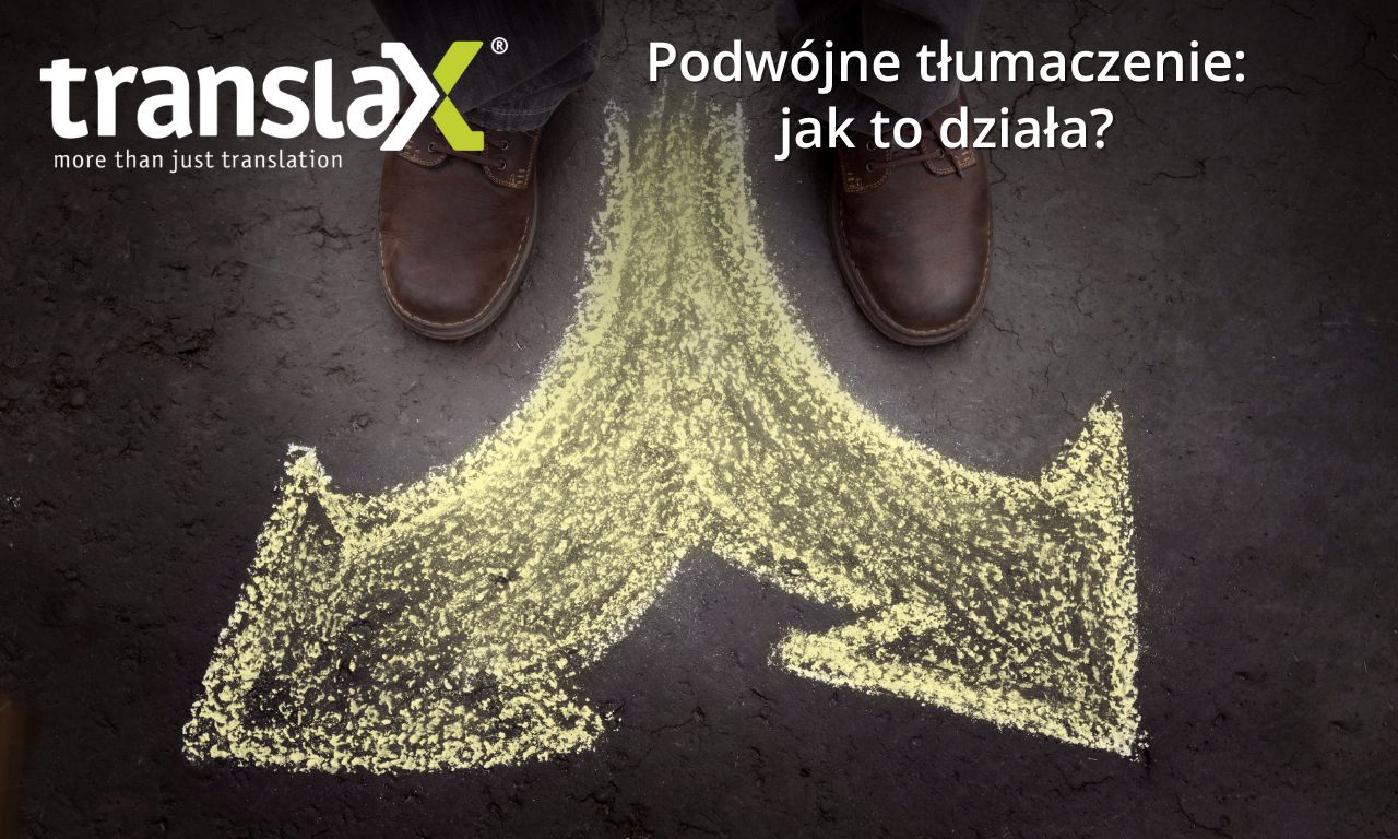 Zbliżenie stóp osoby stojącej przy narysowanej kredą podzielonej strzałce na asfalcie. Tekst na obrazku brzmi „translaX® więcej niż tylko tłumaczenie” i „Podwójne oryginał: jak to działa?”.