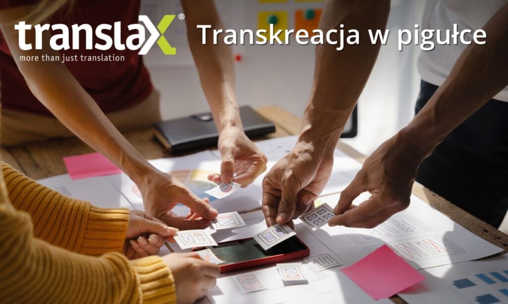 Grupa osób pracujących razem przy stole wypełnionym dokumentami, kartami i diagramami. U góry widoczny jest tekst „translaX Transkreacja w pigułce”.