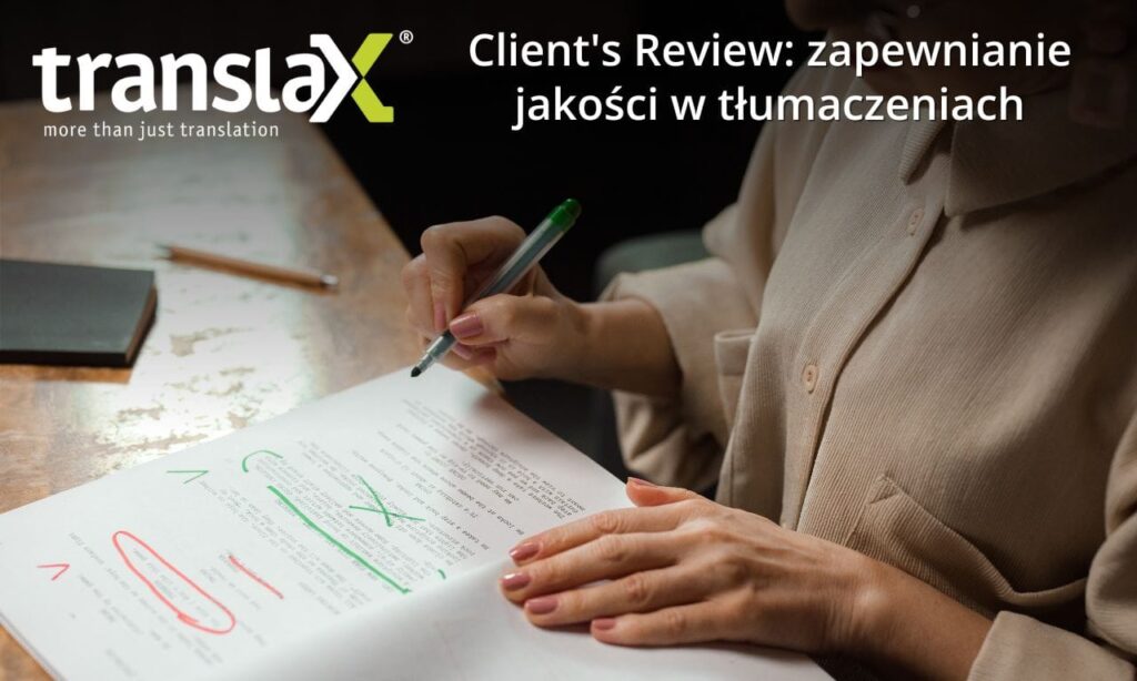 Osoba używa zielonego długopisu do przeglądania dokumentu na stole, mając obok notatnik. Tekst brzmi „translaX: więcej niż tylko tłumaczenie. Opinia klienta: zapewnianie jakości w tłumaczeniach.