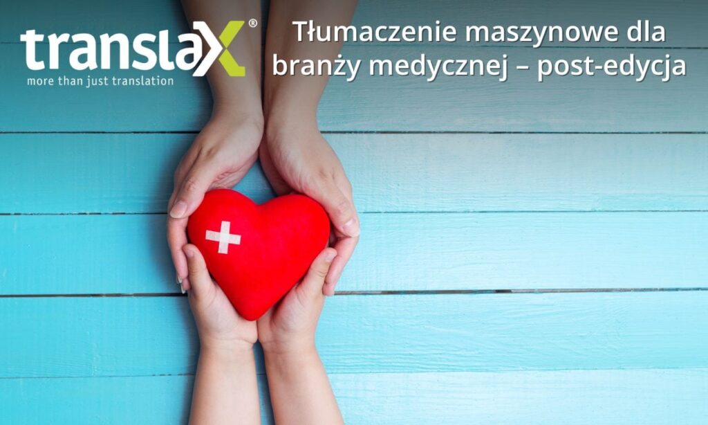Dłonie dorosłego i dziecka trzymające czerwone serce z białym krzyżem na niebieskim drewnianym tle, z tekstem w języku polskim o maszynowym tłumaczeniu dla branży medycznej przez TranslaX.