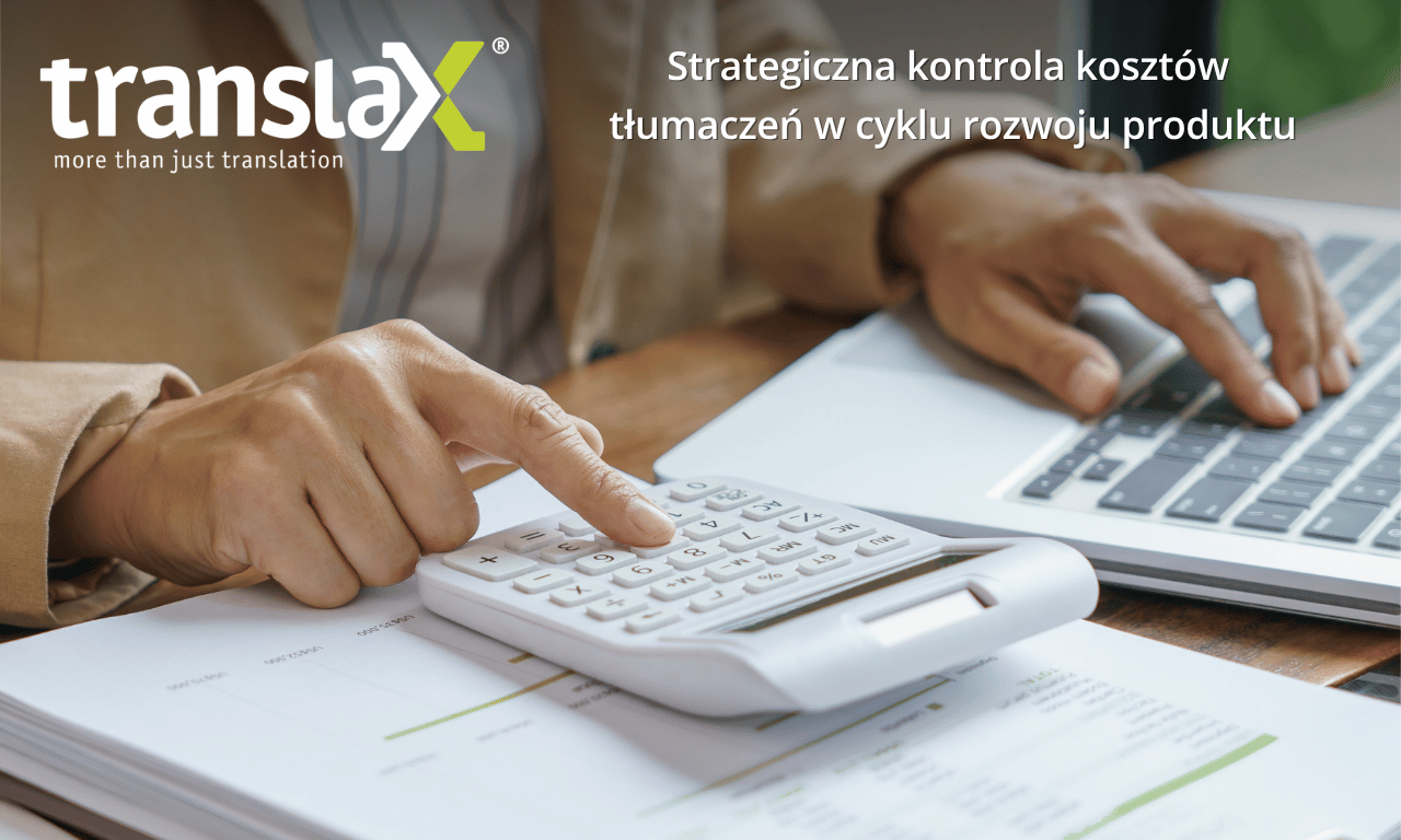 Osoba korzystająca z kalkulatora i laptopa przy biurku z dokumentami; tekst w języku polskim omawia strategiczną kontrolę kosztów tłumaczeń w rozwoju produktu.