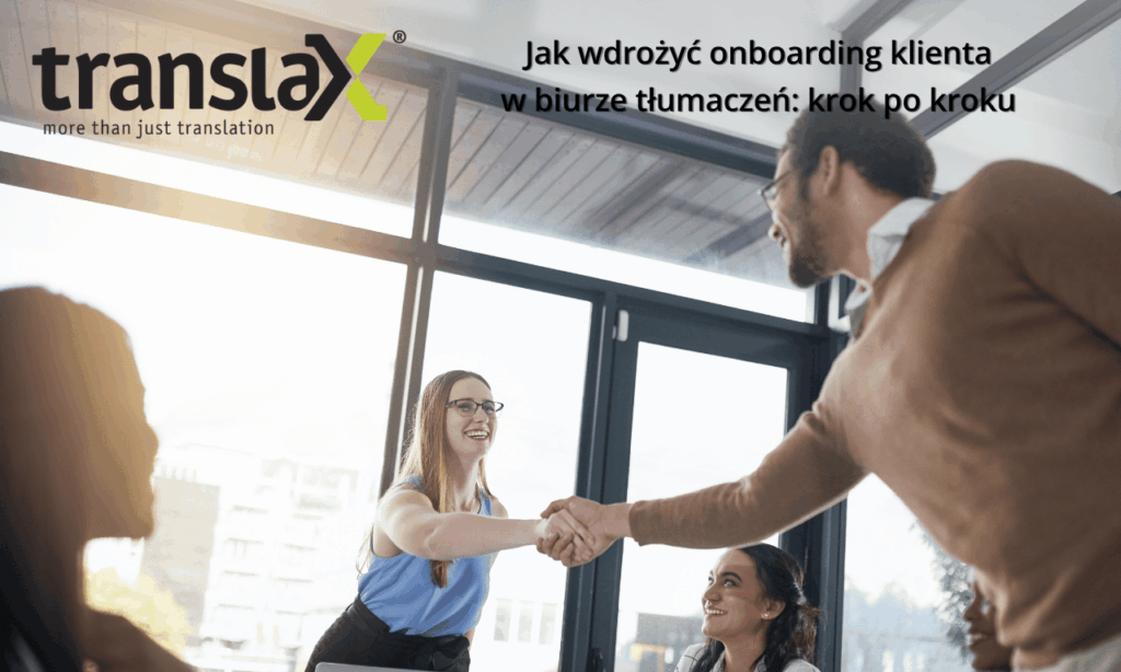 Dwie osoby ściskają sobie dłonie w nowoczesnym biurze, z innymi osobami siedzącymi przy stole. Tekst omawia wdrażanie klienta w biurze tłumaczeń.