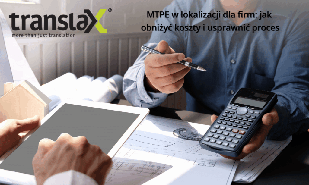 Dwie osoby siedzą przy biurku z dokumentami, tabletem i kalkulatorem. Tekst w języku polskim omawia redukcję kosztów i usprawnienie procesów w lokalizacji biznesowej za pomocą MTPE.