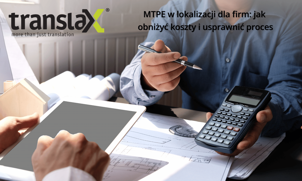 Dwie osoby siedzą przy biurku z dokumentami, tabletem i kalkulatorem. Tekst w języku polskim omawia redukcję kosztów i usprawnienie procesów w lokalizacji biznesowej za pomocą MTPE.