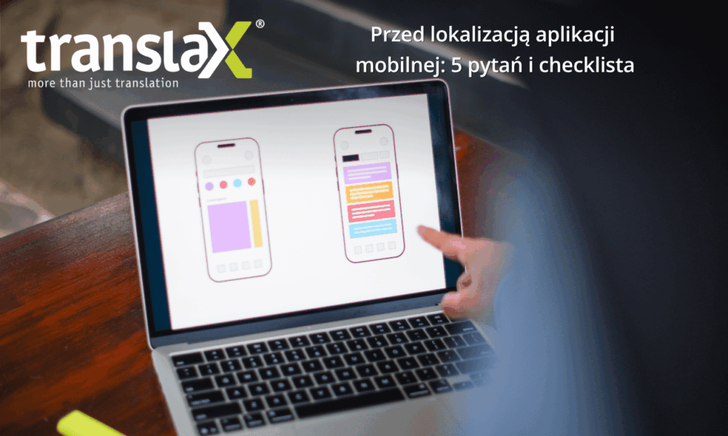 Osoba pracuje na laptopie wyświetlając dwa szkielety aplikacji mobilnej. Ekran pokazuje elementy projektu interfejsu użytkownika. Widoczny jest tekst w języku polskim i logo TranslaX.
