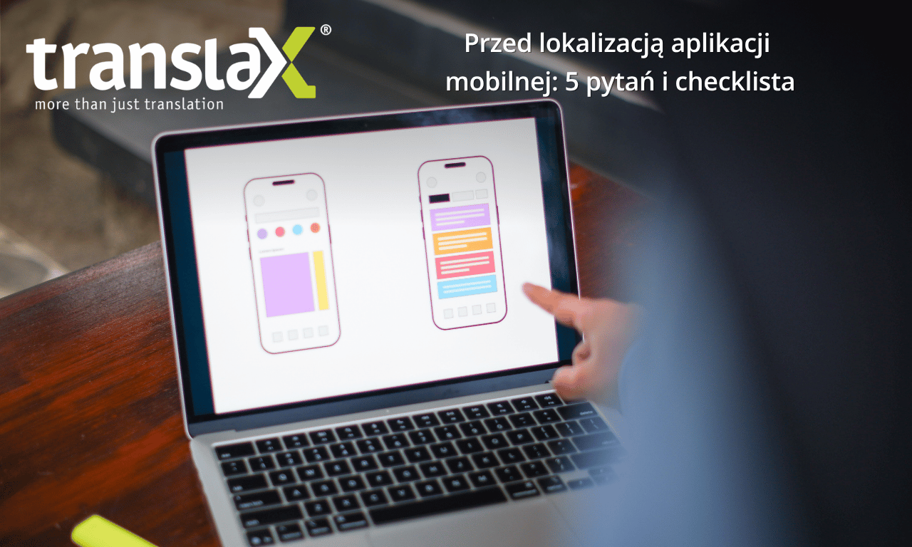 Osoba pracuje na laptopie wyświetlając dwa szkielety aplikacji mobilnej. Ekran pokazuje elementy projektu interfejsu użytkownika. Widoczny jest tekst w języku polskim i logo TranslaX.
