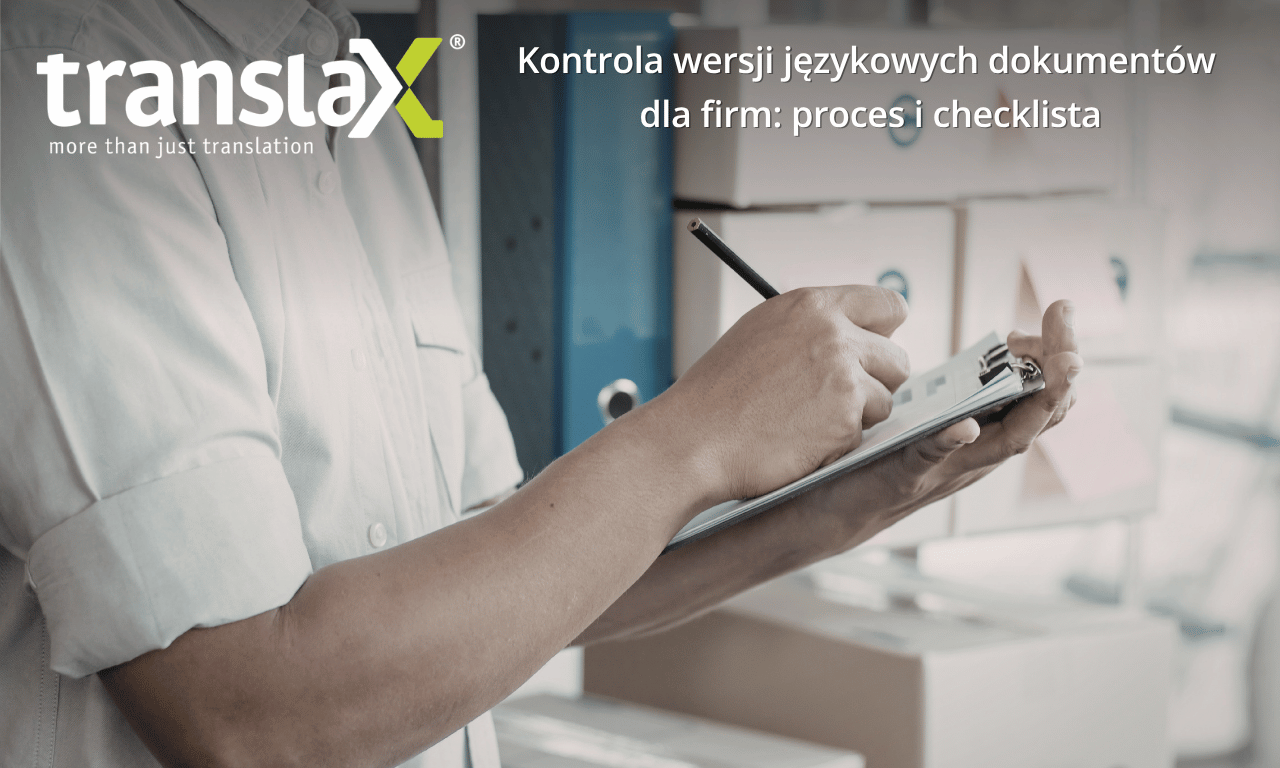 Osoba pisze na schowku w pomieszczeniu magazynowym. Tekst na zdjęciu: "Kontrola wersji językowych dokumentów dla firmy: proces i checklista", z logo TranslaX.