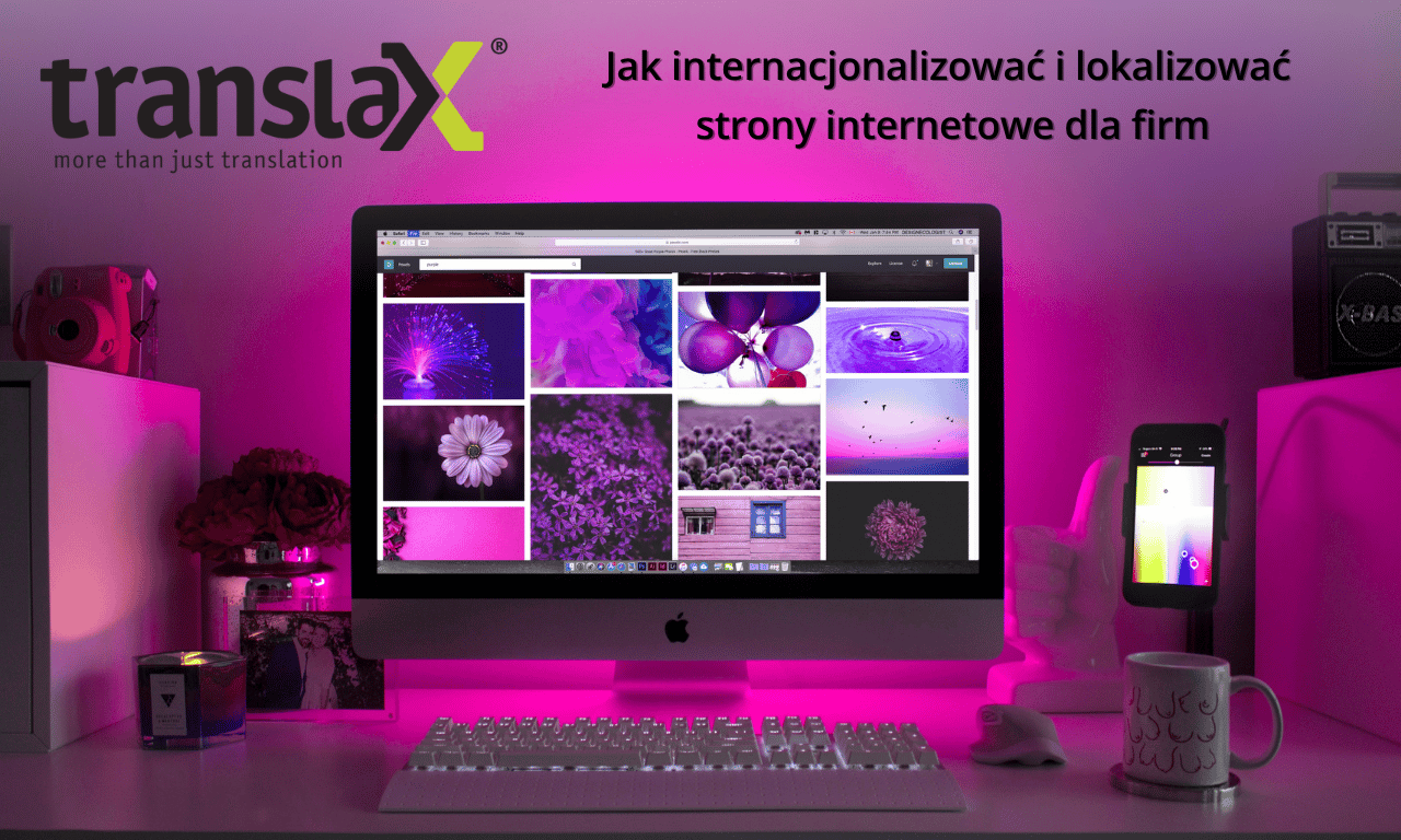 Komputer stacjonarny wyświetlający fioletowe obrazy kwiatów z pasującym różowym podświetleniem; tekst w języku polskim i logo TranslaX pojawiają się u góry.