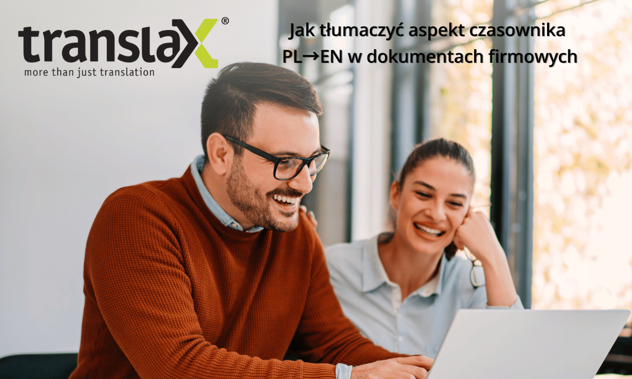 Mężczyzna i kobieta siedzą przy stole, uśmiechają się i patrzą na laptopa. Tekst w języku polskim i logo firmy TranslaX są wyświetlane na obrazie.