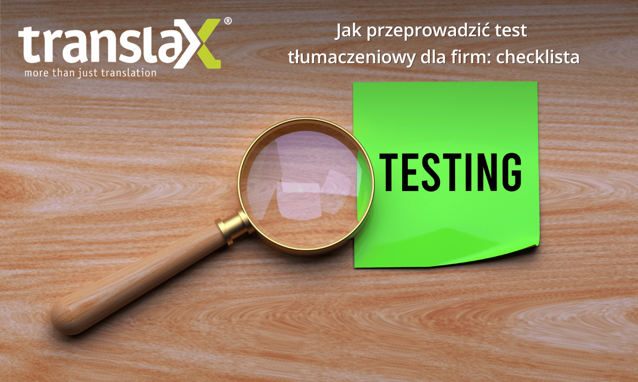 Szkło powiększające spoczywa na zielonej karteczce samoprzylepnej z napisem "TESTOWANIE" na drewnianej powierzchni. Tekst zawiera "translax" i informacje z listy kontrolnej w języku polskim na temat testów tłumaczeniowych.