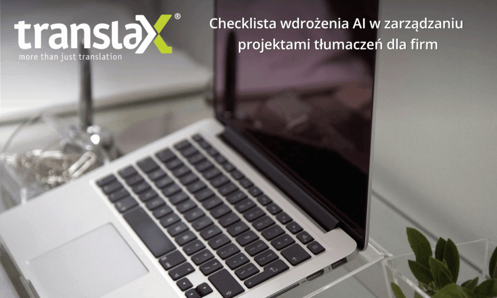 Otwarty laptop na szklanym biurku z napisem "Checklista wdrożenia AI w zarządzaniu projektami tłumaczeń dla firmy" i logo "translax" w rogu.