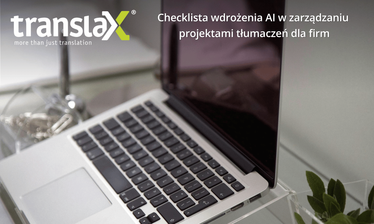 Otwarty laptop na szklanym biurku z napisem "Checklista wdrożenia AI w zarządzaniu projektami tłumaczeń dla firmy" i logo "translax" w rogu.