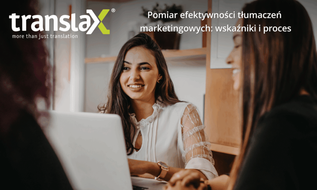 Trzy kobiety siedzą razem przy stole z laptopami, zaangażowane w dyskusję. Tekst na obrazie promuje skuteczność tłumaczenia w marketingu.