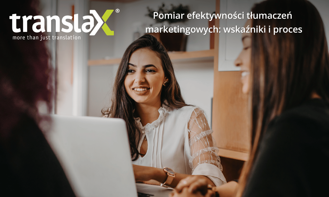 Trzy kobiety siedzą razem przy stole z laptopami, zaangażowane w dyskusję. Tekst na obrazie promuje skuteczność tłumaczenia w marketingu.