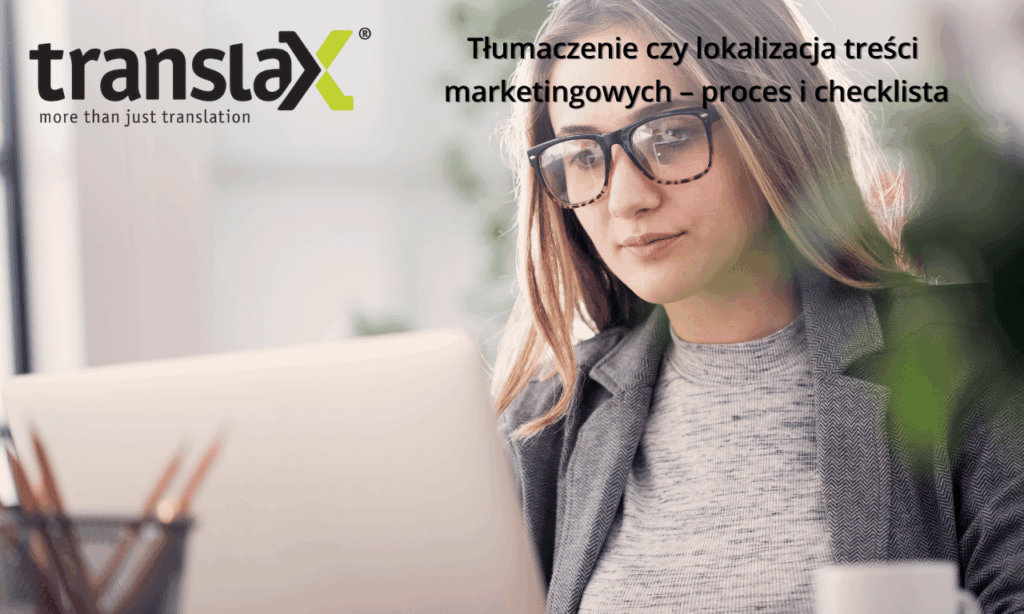 Kobieta w okularach pracuje na laptopie; tekst w języku polskim omawia tłumaczenie lub lokalizację treści marketingowych - proces i listę kontrolną. Logo firmy "translaX" pojawia się w lewym górnym rogu.