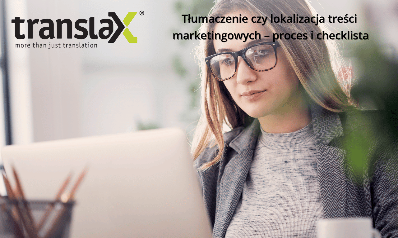 Kobieta w okularach pracuje na laptopie; tekst w języku polskim omawia tłumaczenie lub lokalizację treści marketingowych - proces i listę kontrolną. Logo firmy "translaX" pojawia się w lewym górnym rogu.