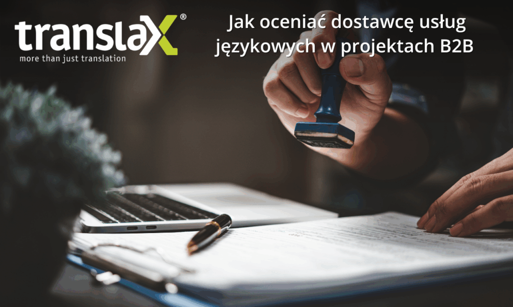Osoba stemplująca dokument przy laptopie. Tekst w języku polskim i logo "translax" promują ocenę dostawców usług językowych w projektach B2B.